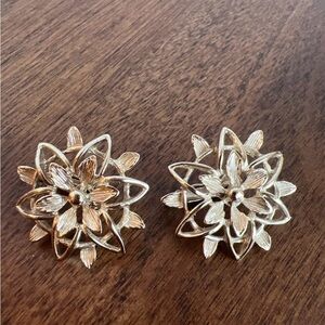 Vintage Jewelry SARAH COVENTRY Flower Clip On Earrings Gold Tone. 10027